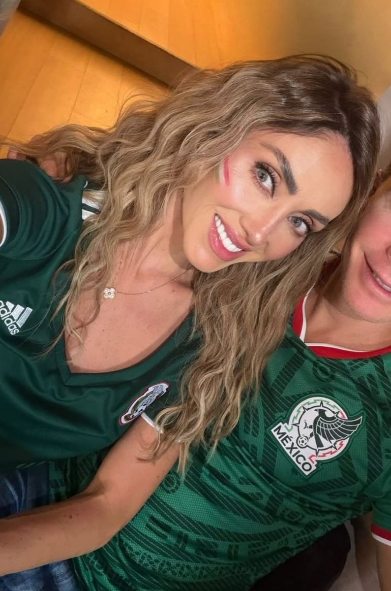 DrePortilla's tweet photo. Ela está tão linda💚🤏🏼 https://t.co/IIts9899kc