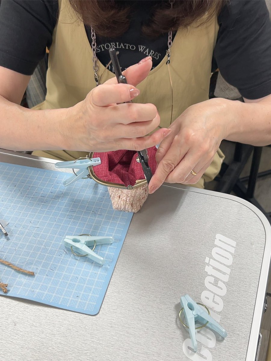 gamaguchi_en's tweet photo. グースネックの口金でポーチをお作りいただきました♡
以前、ベレー帽を作らせていただいたツイード生地の残りを使ってのがま口作り♪
大人可愛い雰囲気になりました(^^)
久しぶりのがま口作り、楽しかったと言ってもらえて嬉しいです！
次回はまた着物リメイクで楽しみましょう
お疲れ様でした https://t.co/oFTqDPK092