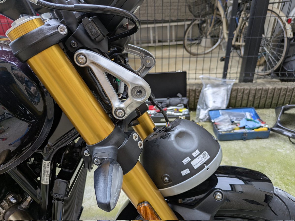 2013foxy's tweet photo. SPEED400シリーズのヘッドライトは一体型らしくバラせない
ウィンカーの配線はヘッドライト裏側辺りにカプラーで繋がっる
#SPEED400
#スピード400
#スクランブラー400x
#スクランブラー400xc
#スラクストン400
#トラッカー400
#トライアンフ
#triumph
#TRIUMPH https://t.co/mbx30TQmaV