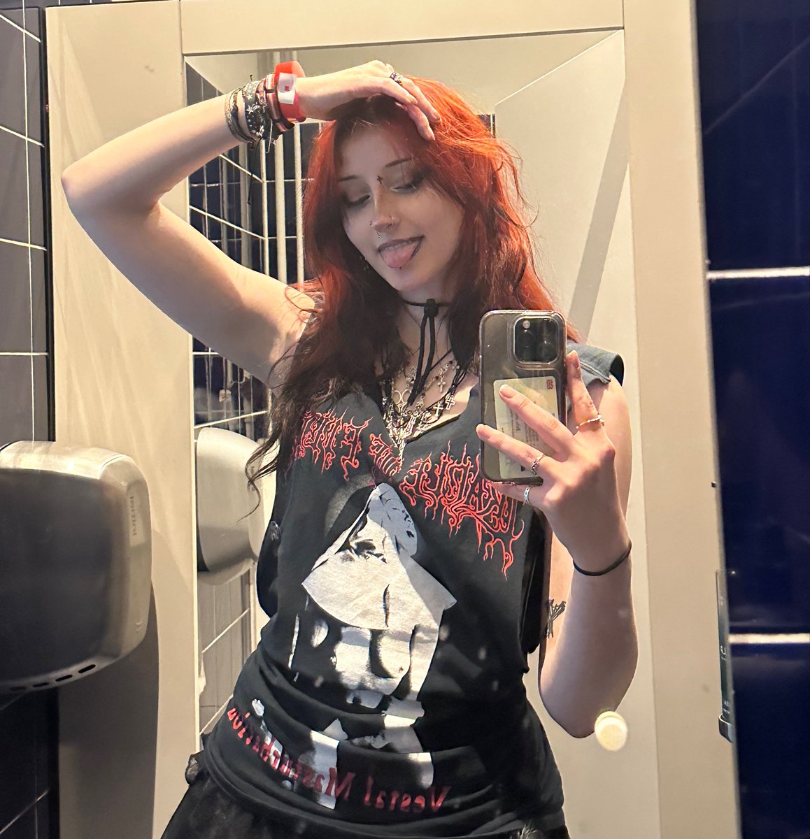 gutzindulgence's tweet photo. Lost my favourite tshirt do I kill myself or someone else I cannot afford this 😔 https://t.co/ygUAQxxuq8