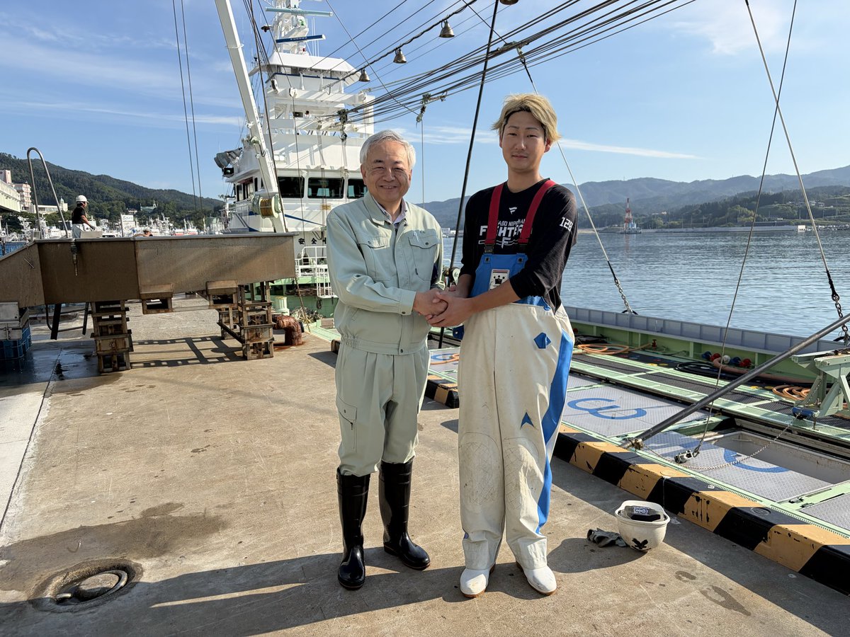 goahead_shigeru's tweet photo. カツオがどっと420トン強‼️今シーズン初の巻き網船3隻と釣り船5隻㊗️港が沸き立ってます。巻き網船第33清勝丸の乗組員代表は山本さん、若い世代も頑張ってます💪次の入港お待ちしてます🙇🏼‍♂️市内の皆さん、カツオは今日が食べ時、市外の皆さん、明日は気仙沼産カツオをご賞味ください‼️ https://t.co/loxR6iHhBi