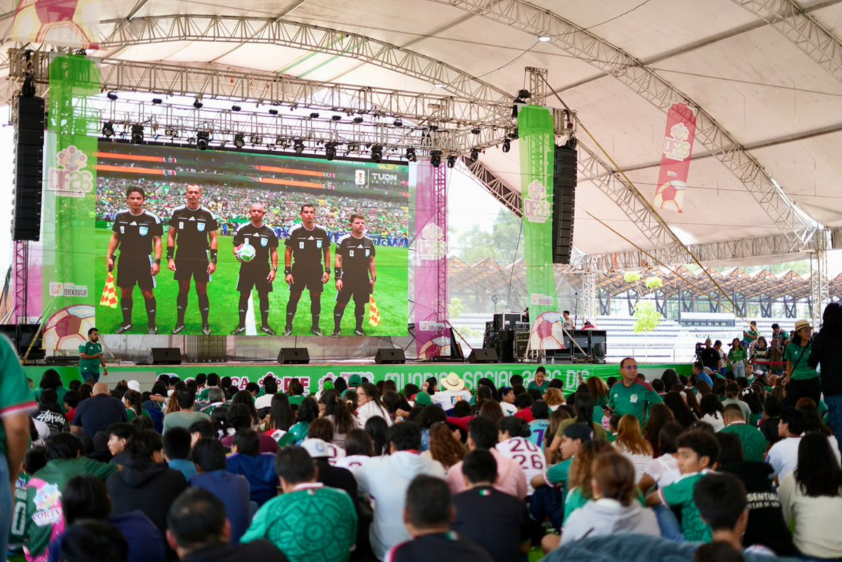 cociteioficial's tweet photo. ⚽🇲🇽 ¡Celebramos el triunfo de nuestra Selección Nacional! 🇲🇽

Nuestra titular, la Mtra. Xhunaxhi Fernanda Mau Gómez, festejó junto al Gobernador @salomonj los 2 goles que dieron el triunfo durante el partido inaugural y compartió con la afición la emoción de este gran encuentro. https://t.co/qKfGVkMySW