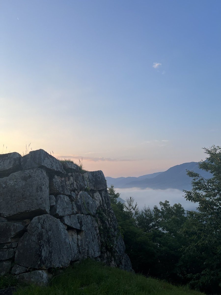 takeda_castle's tweet photo. おはようございます☀️
今朝も絶景の日の出です
６月ですが、前日に雨が降って気温低めな翌朝は、雲海が出やすいのかも☁️

5時15分頃、城の北側です❗️ https://t.co/Tzn62AN2sN
