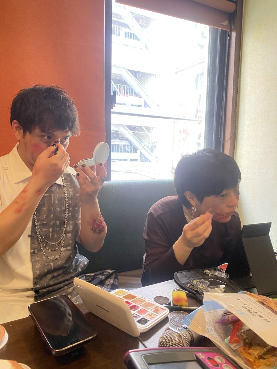 YurubitoPlay's tweet photo. 本日の #YURUBITO はかみけん作の超大作✨
朝まで ＃週末カラオケ を楽しんでいたら、何故か外がゾンビだらけの世界に！
成す術のない二人の元にゾンビが乱入してきて絶対絶命！ところが思わぬ展開に？

絆創膏とメイク用品を駆使した、齋藤香織作の傷にも是非注目してね✌️

👀https://t.co/oRJPJHbI4y https://t.co/GM2GzOGRvN