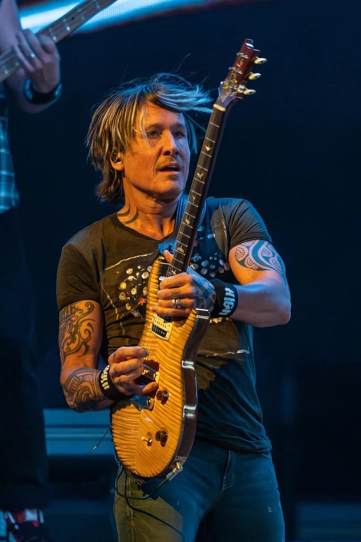 keithurbanlet's tweet photo. When the moment is about going higher 🤩❤️ #guitar #musicband #biggestfan https://t.co/E17mjqZCtD