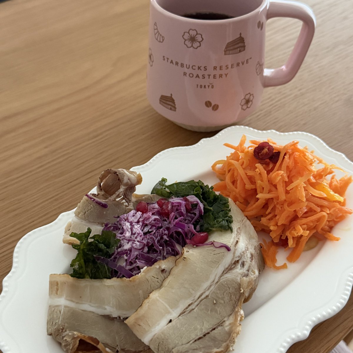 askyoka's tweet photo. 朝ごはん。
ちょっと余裕があったので、昨日の夕食にしようと買ったのに食べる暇がなかったというスメアブロとキャロットラペ。
コーヒーも淹れてゆっくりタイム。
スメアブロとはデンマークのオープンサンドイッチ。
パンが見えないくらい具材が重なってます。
#朝ごはん
#長電話で食べられなかった https://t.co/PVNdlZTLEW
