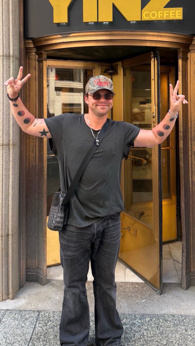 dark9clancy's tweet photo. god he’s so big and beefy and broad and beautiful and hot and just sooooo fucking perfect https://t.co/GetFJaWwPE