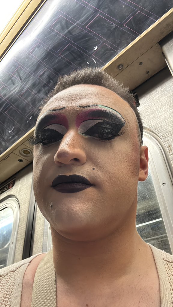 ryborgs96's tweet photo. About to get off at the Bedford Ave L stop like this https://t.co/LahvRx4JLy