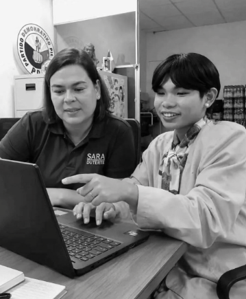 Teddy14369's tweet photo. rare photo of the youngest thomasite teaching a computer-illiterate person (circa 1901)

#rp612fic https://t.co/mdzPPIx4nX