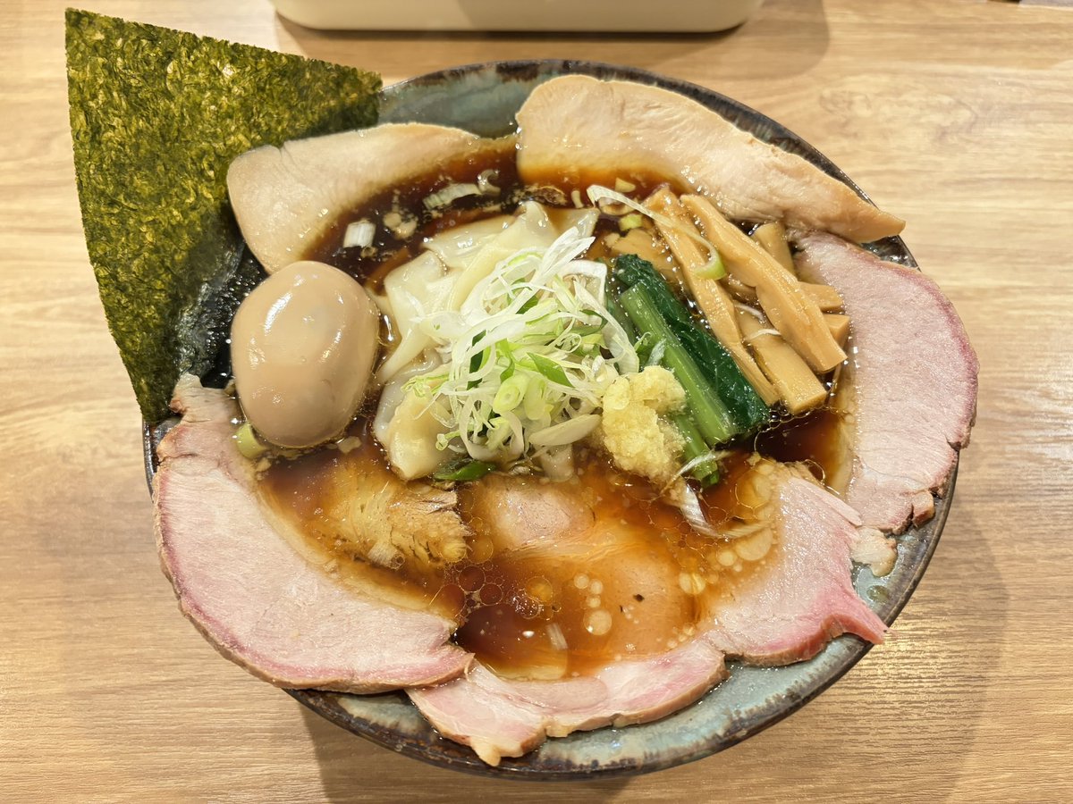 mega_mari's tweet photo. 自家製麺250
・生姜醤油そば
（チャーシュー・味玉・ワンタン）

生姜溶け込むスープに、後乗せ生姜の刺激が加わる、鶏と生姜の愛を感じる一杯。芳醇な鶏と醤油のコク甘、生姜のキレが共存し、うま味の余韻がとても長い！　何より麺が美味い。強×強の拮抗。横浜、いや神奈川で一番美味しい生姜醤油です https://t.co/MhKmLQNEs6