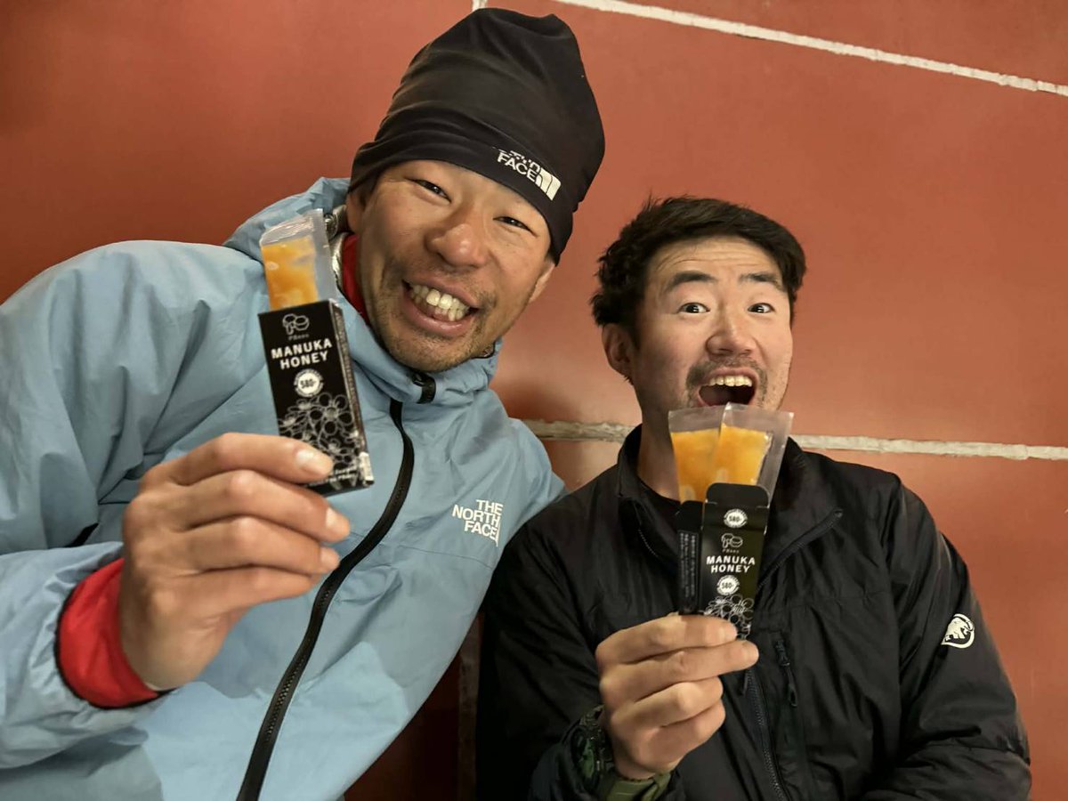 PBees_jp's tweet photo. #台湾 からお写真が届きました
三戸呂さん（ @takuya_mitoro )
田中陽希さん （ @y.tanaka1983 ）
山岳横断の模様が！
https://t.co/69cUiNWkLS
NHK台湾 山岳大横断 難関“天空ルート”を行く〜
6月20日（土）午後7:30～8:59 〈BSP4K〉
6月27日（土）午後7:30～8:59 〈BS〉
田中陽希 、撮影 三戸呂拓也 https://t.co/GGeR9kdATW