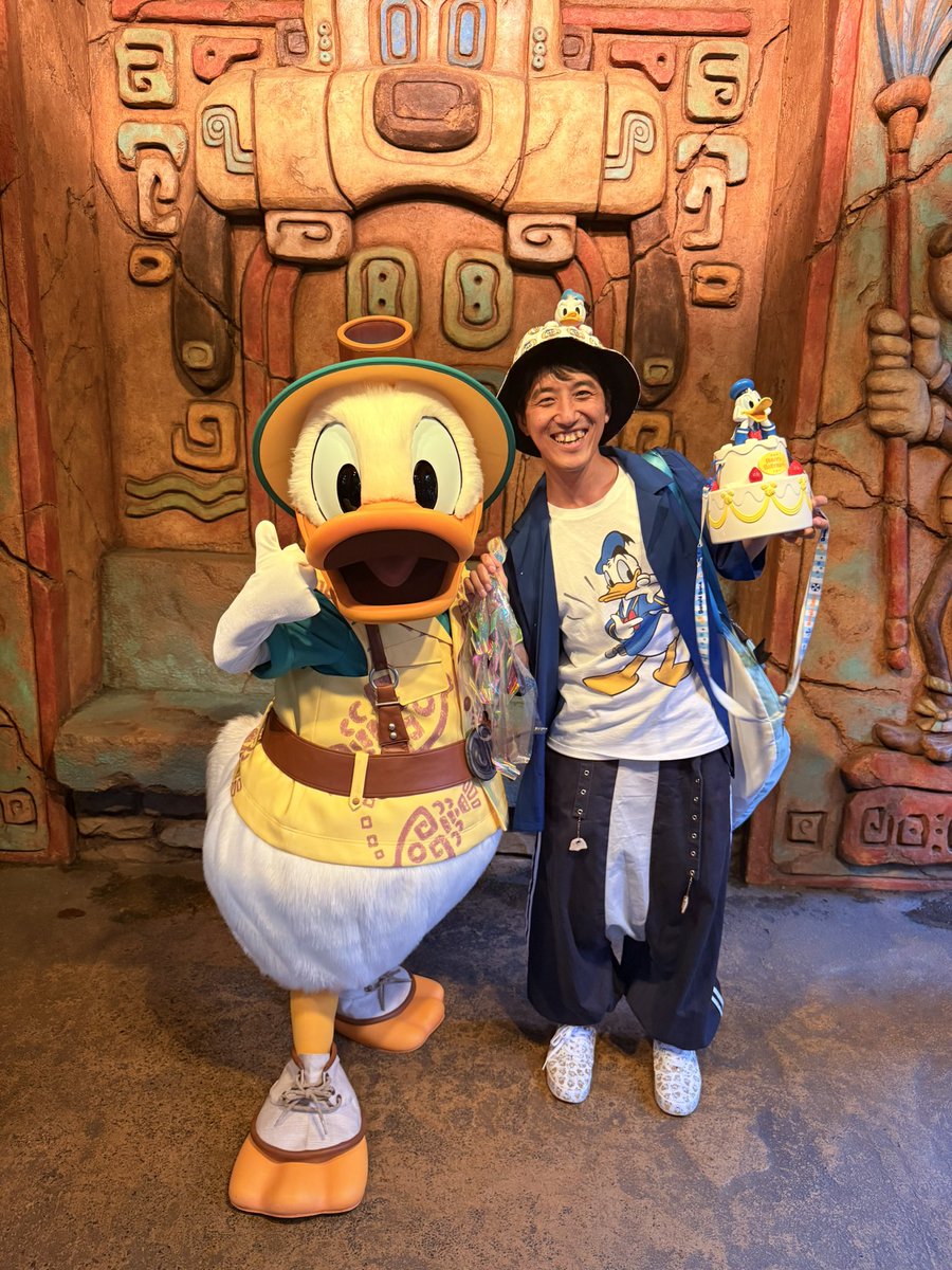 boyacky's tweet photo. 誕生日のドナグリ！ダンス・ザ・グローブでゲッ��した銀テを持ってお祝いに……ロヂポーズTシャツ()を着ていったのでロヂポーズしてくれたよ！ 2026.06.09 #ハッピーバースデードナルド https://t.co/PHMmzxYv3Y