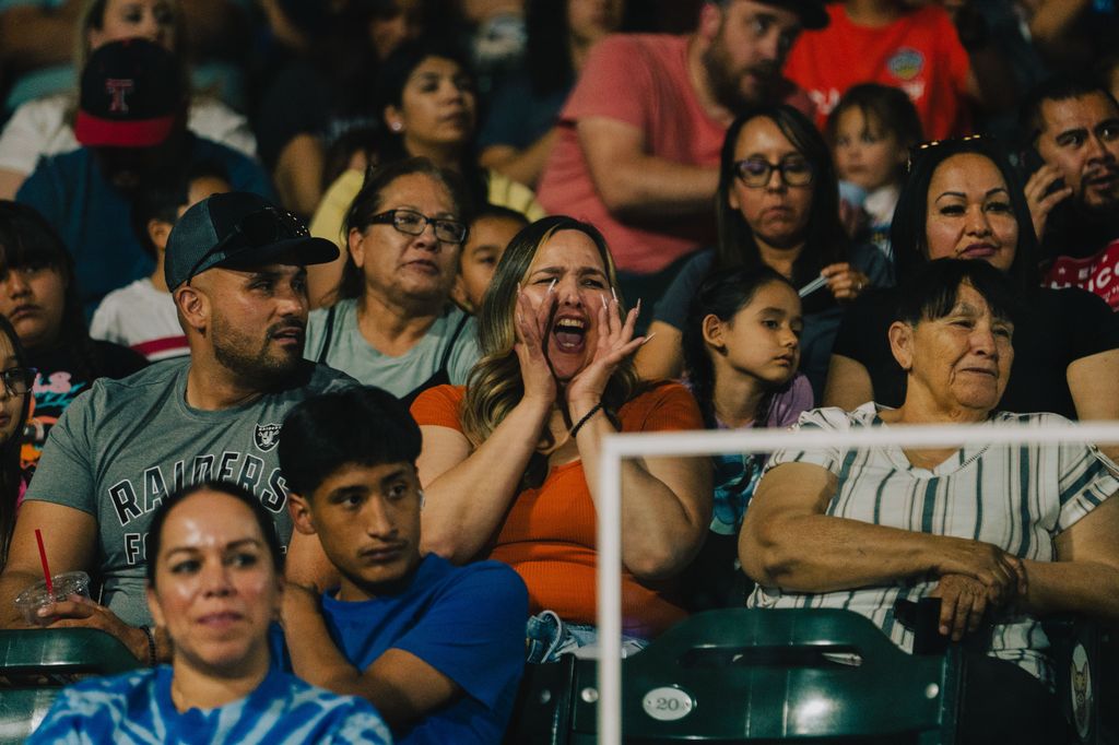 eplocomotivefc's tweet photo. La pasión del fútbol se vive en casa. ⚽
Los Locos regresan este sábado. ¡Compra tus boletos hoy y acompáñanos en casa!
➡ https://t.co/9YASA3R9rQ 

#VamosLocos #VamosElPaso https://t.co/FNrmr5MgZp