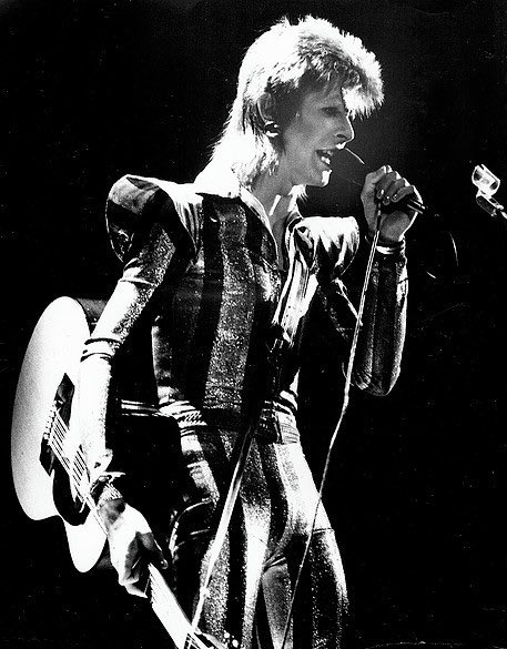 lynsys57's tweet photo. @softtail65 David Bowie &amp; The Spiders From Mars as he retired his alter ego Ziggy Stardust on July 3, 1973 at the Hammersmith, Odeon in London UK. ⚡️✨ https://t.co/CtiZmdBRYY