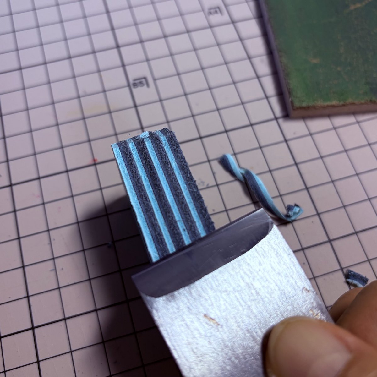 96_works's tweet photo. 端材で新しいアイテムを作ってみます！

積層して立体的な革小物を作ってみたかったので、練習も兼ねて。

魅せるコバ断面を目指して✨

#leathercraft #立体的 https://t.co/sa8t994pwP