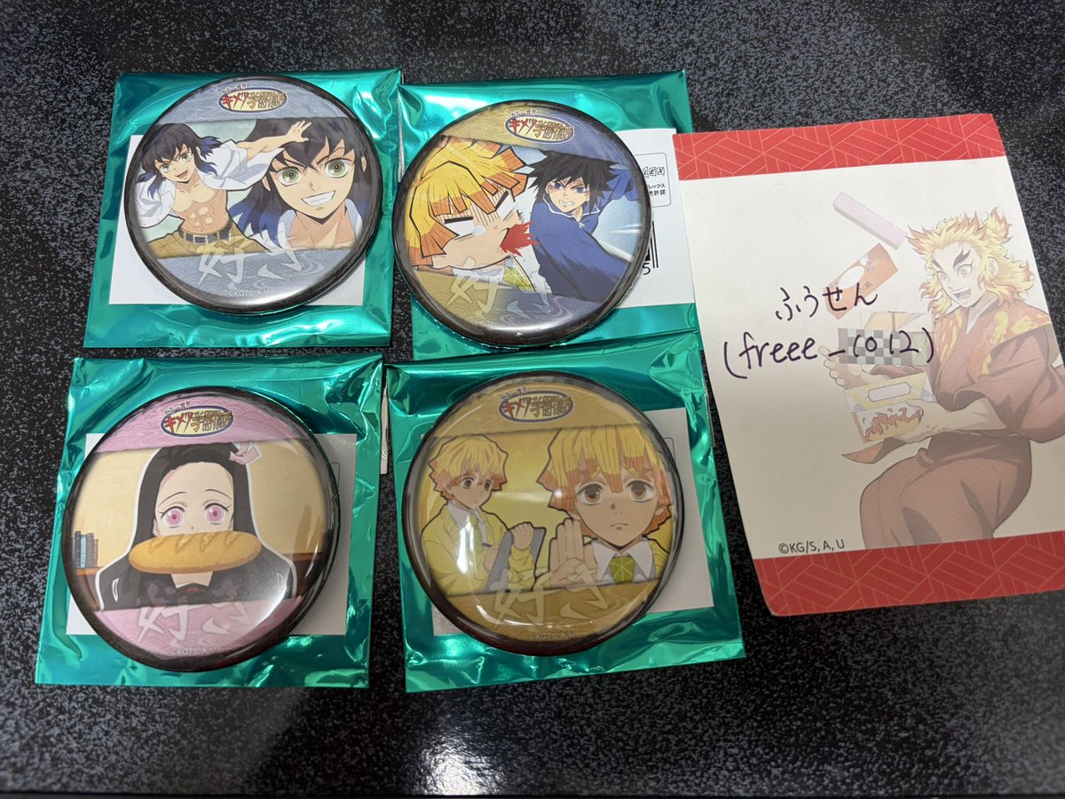 freee_1012's tweet photo. 【譲渡】鬼滅の刃　ufotable cafe キメツ学園 缶バッジ

譲 ✩善逸&amp;義勇 善逸 伊之助 禰豆子
求 定価+送料

郵送希望です

✩は禰豆子含む方優先

お気軽にお声がけください🙇️ https://t.co/My1SJDTNZy