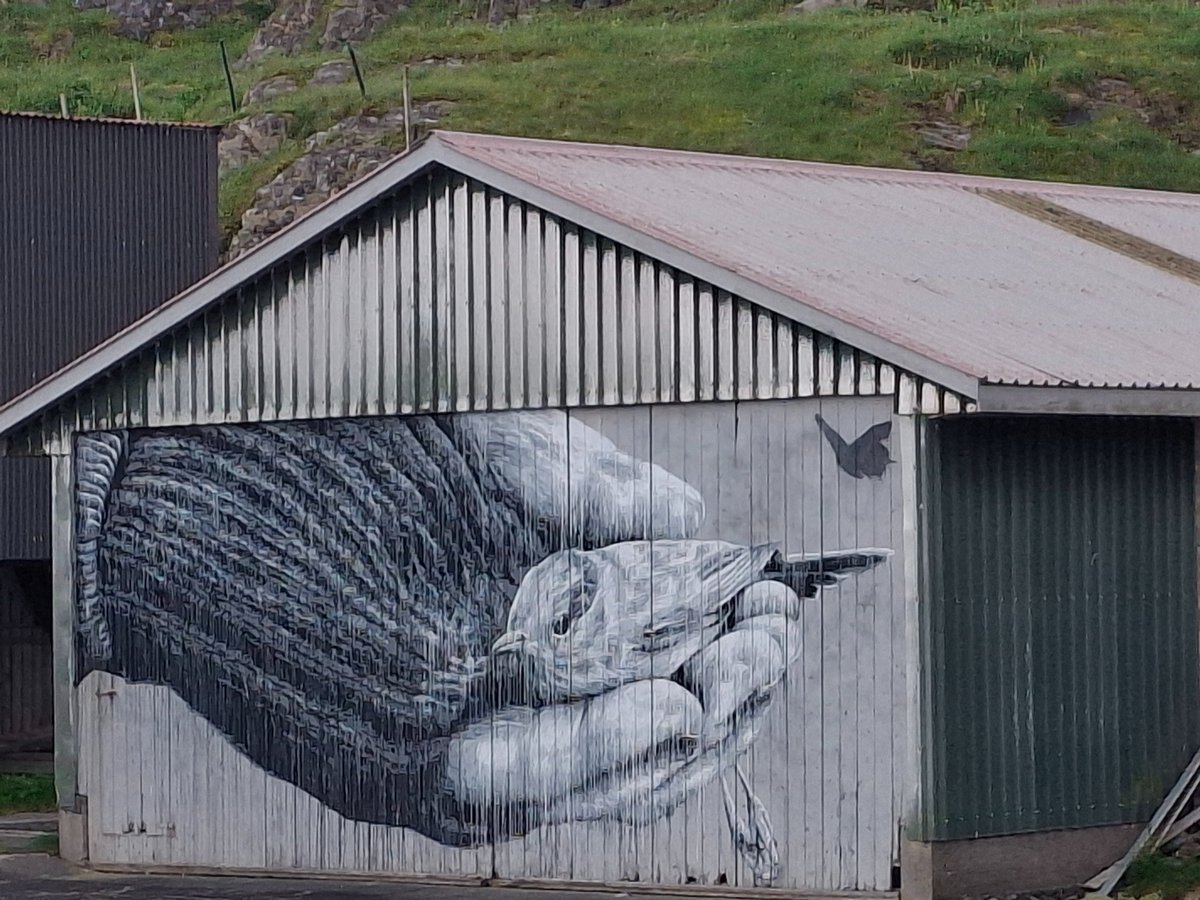 Zusatzaccount's tweet photo. Hier paar Dekosachen und #Streetart für die die norwegische Insel #Utsira auch bekannt ist und noch die Fähre #Kolumbus, die in 70-minütiger Fahrt über die raue #Nordsee zwischen Utsira und #Haugesund mehrmals täglich verkehrt. https://t.co/UJPa5Z695Y