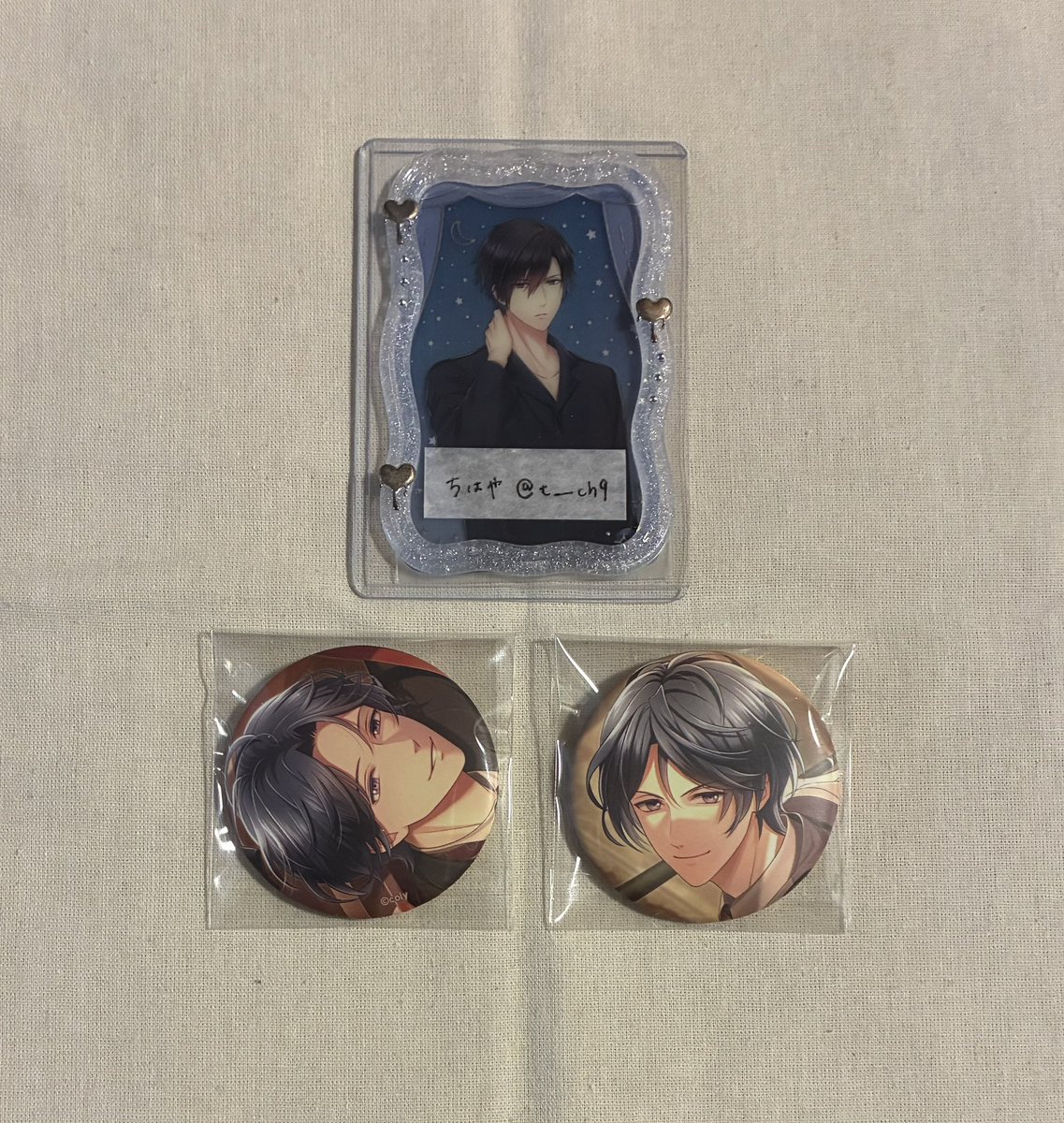 t___ch9's tweet photo. @shitenn_goods おはようございます、お世話になっております。当方缶バッジ神楽さん両種1点ずつ所持しているのですが、友人分にて由井･夏目との2:2での交換ならびにホロカも纏めてお譲り頂くことは可能でしょうか？由井含むお取引を希望しております。ご検討の程よろしくお願い致します。 https://t.co/qKzFYUh62l