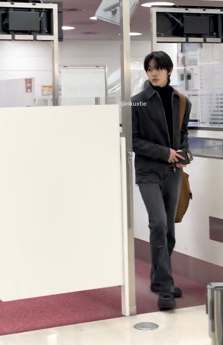 _y_uixx's tweet photo. 공항 올블랙 부츠컷 마에다리쿠 https://t.co/J0vkEmzL1E