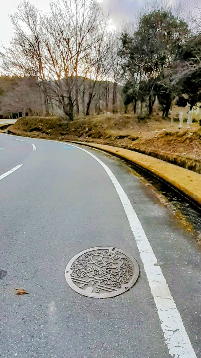meaculpax3's tweet photo. 大台町 薗

#三重県
#大台町

#旧宮川村
#宮坊
#大台ケ原
#七ツ釜滝
#スギ
#アマゴ
#シイタケ
#ヤマガラ
#MieMiyagawa
#下水道

#localguides
#tankensurujapan
#manholecover
#manhotalk
#路上観察
#やはり野におけ人孔蓋
#マンホールの蓋
#下を向いて歩こう
#オフタミスト https://t.co/mXYb23YyQY