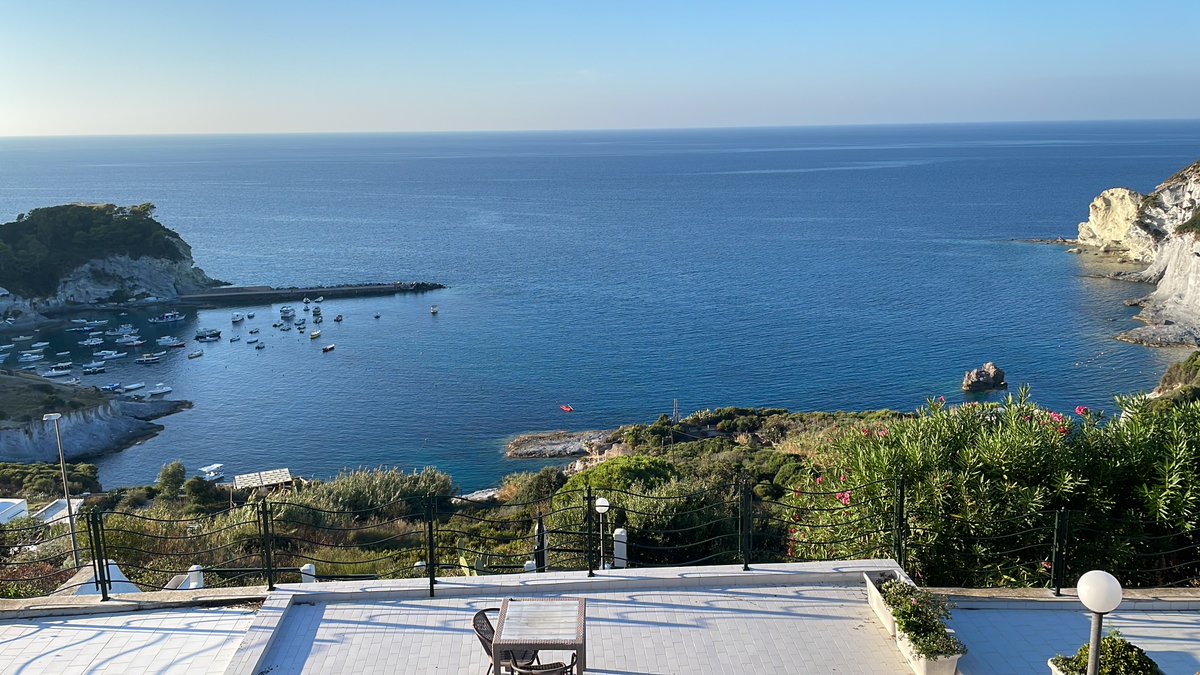 BluPonza's tweet photo. IL MARE RIESCE SEMPRE A FAR TACERE TUTTO 🌊✨

Solo azzurro, riflessi di luce e quell’orizzonte infinito che sembra non finire mai. https://t.co/EpoK9SgiNt