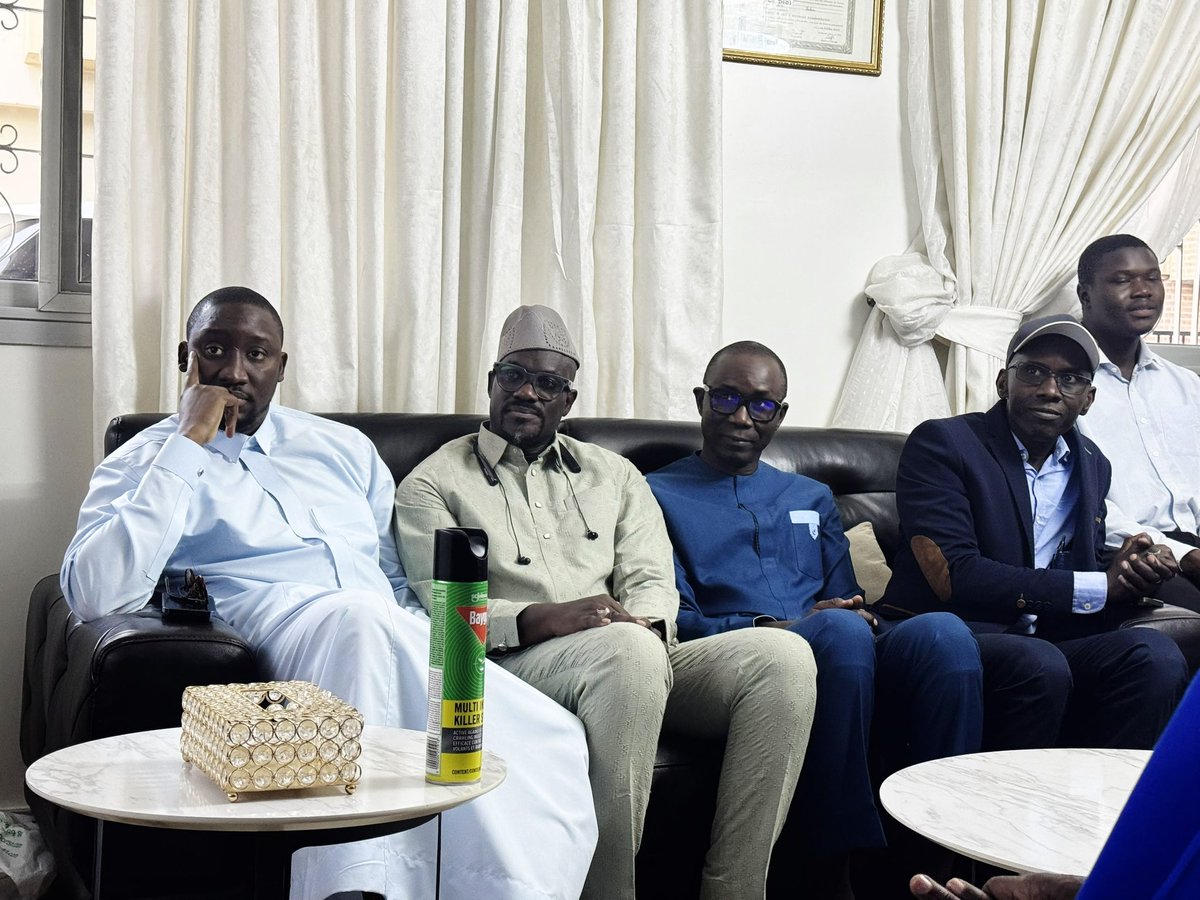 CCR_APR's tweet photo. La CCR, fidèle à ses valeurs de solidarité et de fraternité militante, s’est rendue au domicile de son camarade Lat Diop dans le cadre d’une visite de courtoisie visant à lui témoigner son soutien et sa solidarité.
#CCR #APR #justicepourpmn https://t.co/ZcpHpSMWNq