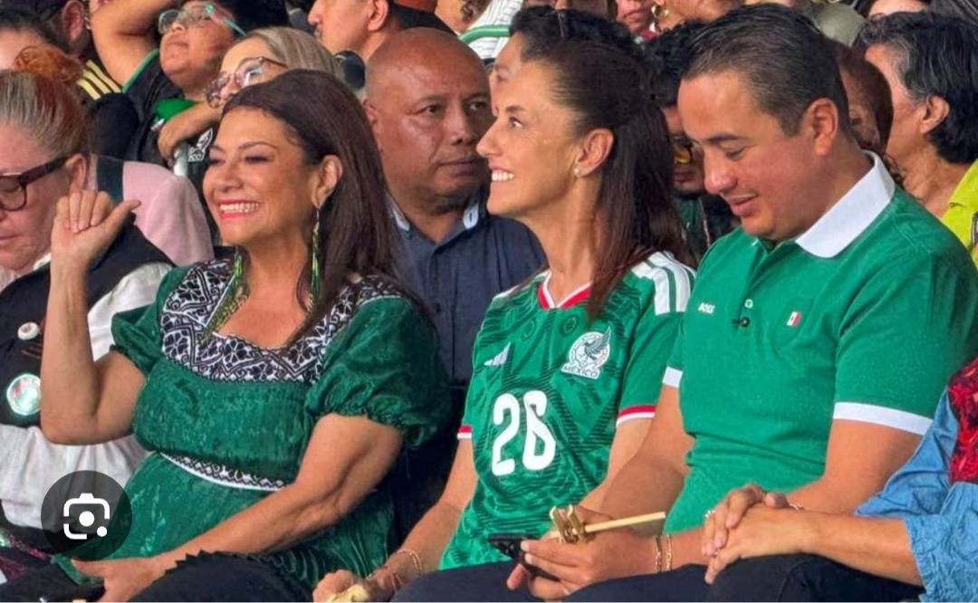 ulises_cabrera's tweet photo. @juncalssolano Tú mándate hacer una playera Hugo boss con la bandera de México. Total esa no cuestan caras y el pueblo bueno las puede pagar. https://t.co/mJIRFBkeQt
