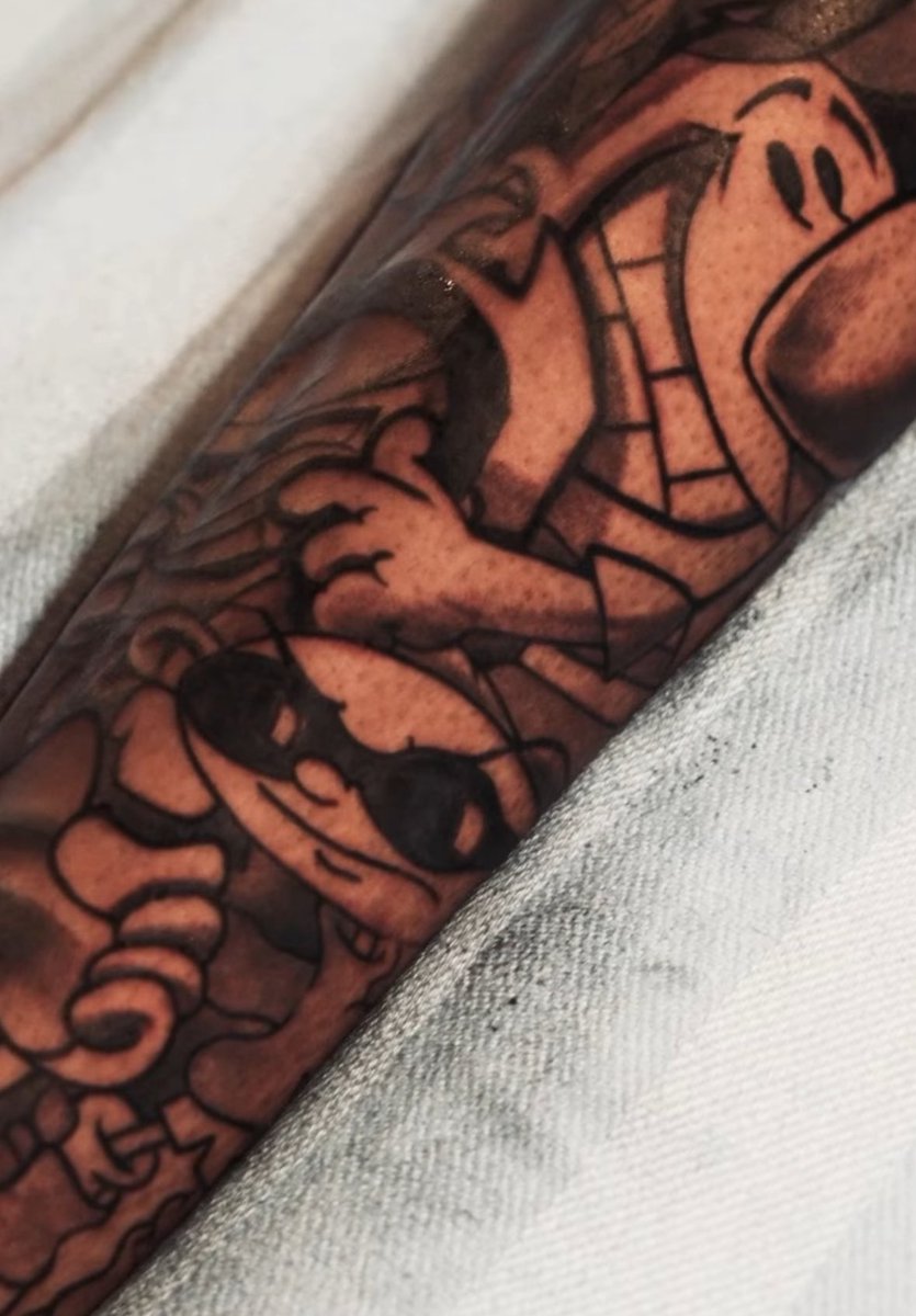 Huncho_Jman's tweet photo. Jaden McDaniels got some offseason ink.

Amongst the work he got done, it looks like there is a Cartoon Network leg sleeve.

(via @OneSessionInk on IG) https://t.co/2Wb7l9j4Sr