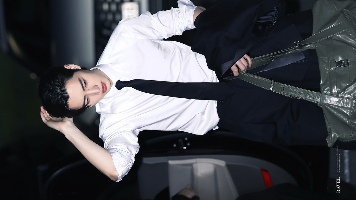 luvforshh's tweet photo. 1년 전 오늘 수트성훈..   ♡︎♡︎ https://t.co/L3V6kaXvcv