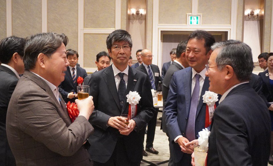 hayashi09615064's tweet photo. 「（一社）電気通信事業者協会総会後懇親会」に出席し、我が国の社会・経済の基盤である通信インフラを担う��信事業者の皆様に敬意を表すとともに、国民の皆様が安心して通信サービスを利用できる環境の確保に向けた対応の必要性を述べました。 https://t.co/g9HxvxEeej