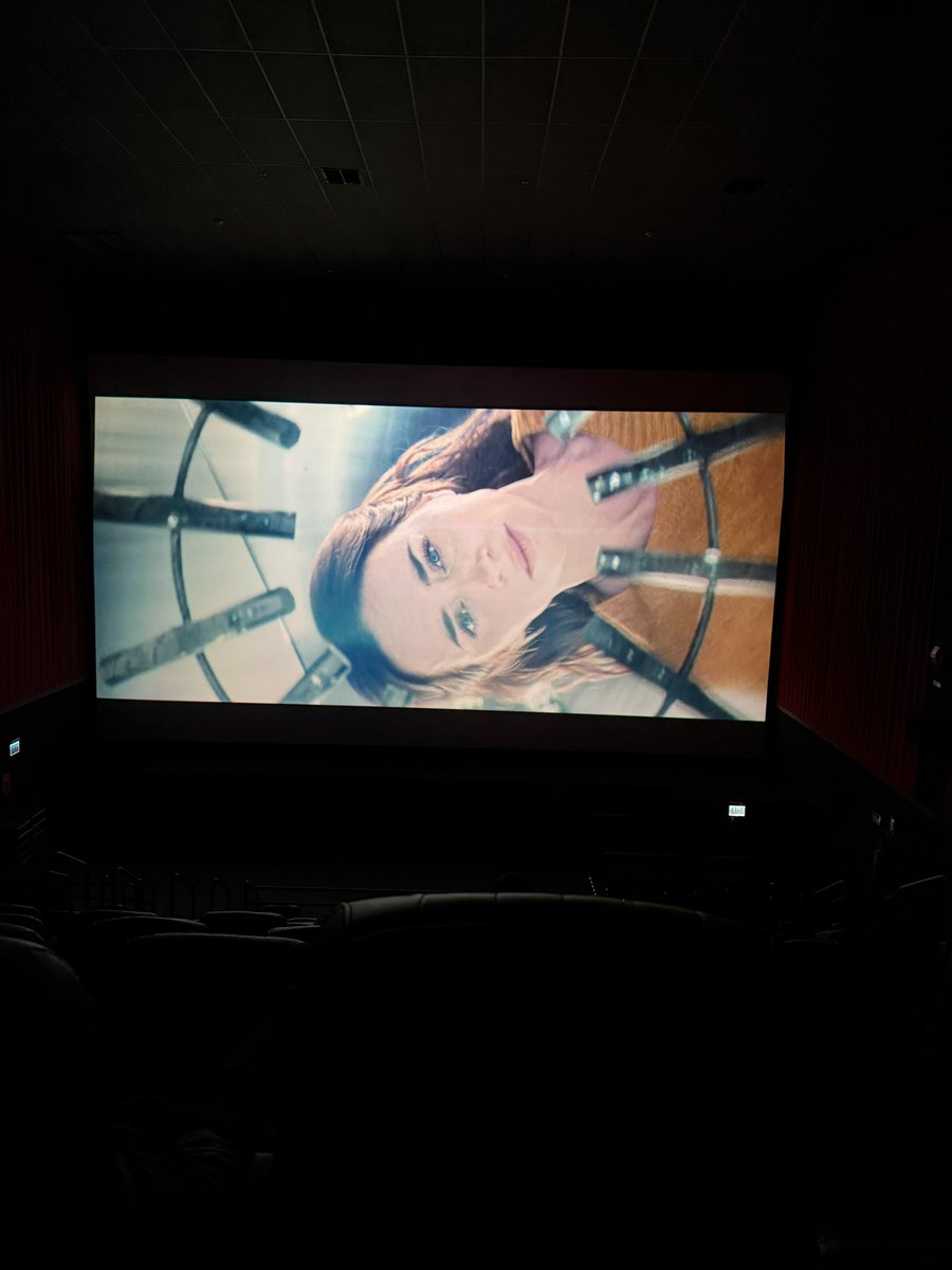 ipanemabrinax's tweet photo. emily blunt foi a melhor parte de disclosure day https://t.co/jpXTeZ8Igy