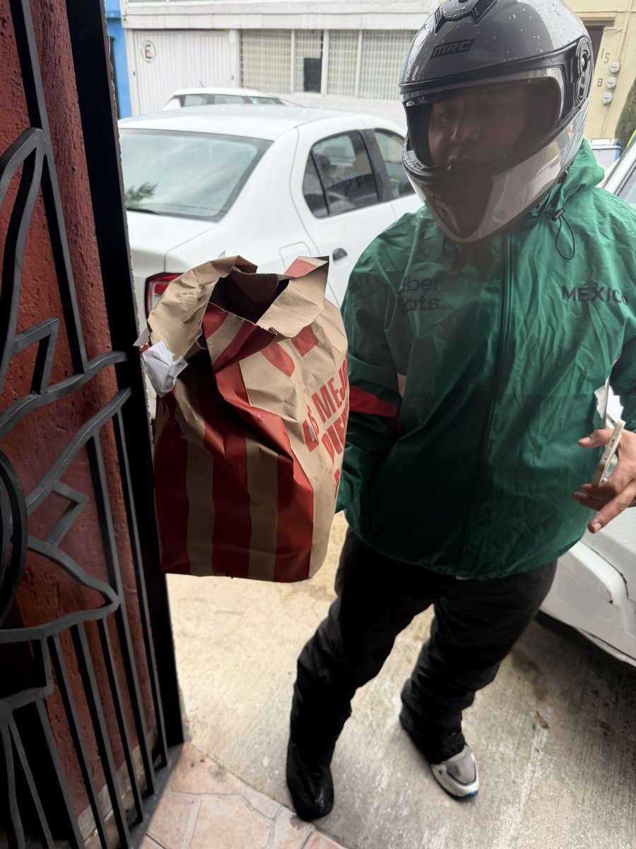 raulmaganamx's tweet photo. Llegó abierto, derramado y con faltante mi pedido de @Uber_MEX 
Escribí a soporte y el asesor Hilton no hizo nada. Dania no hizo nada. 
Quien ayuda con esto ?
Muy MAL @Uber @Uber_MEX @Uber_Support https://t.co/48GiOzG6fu