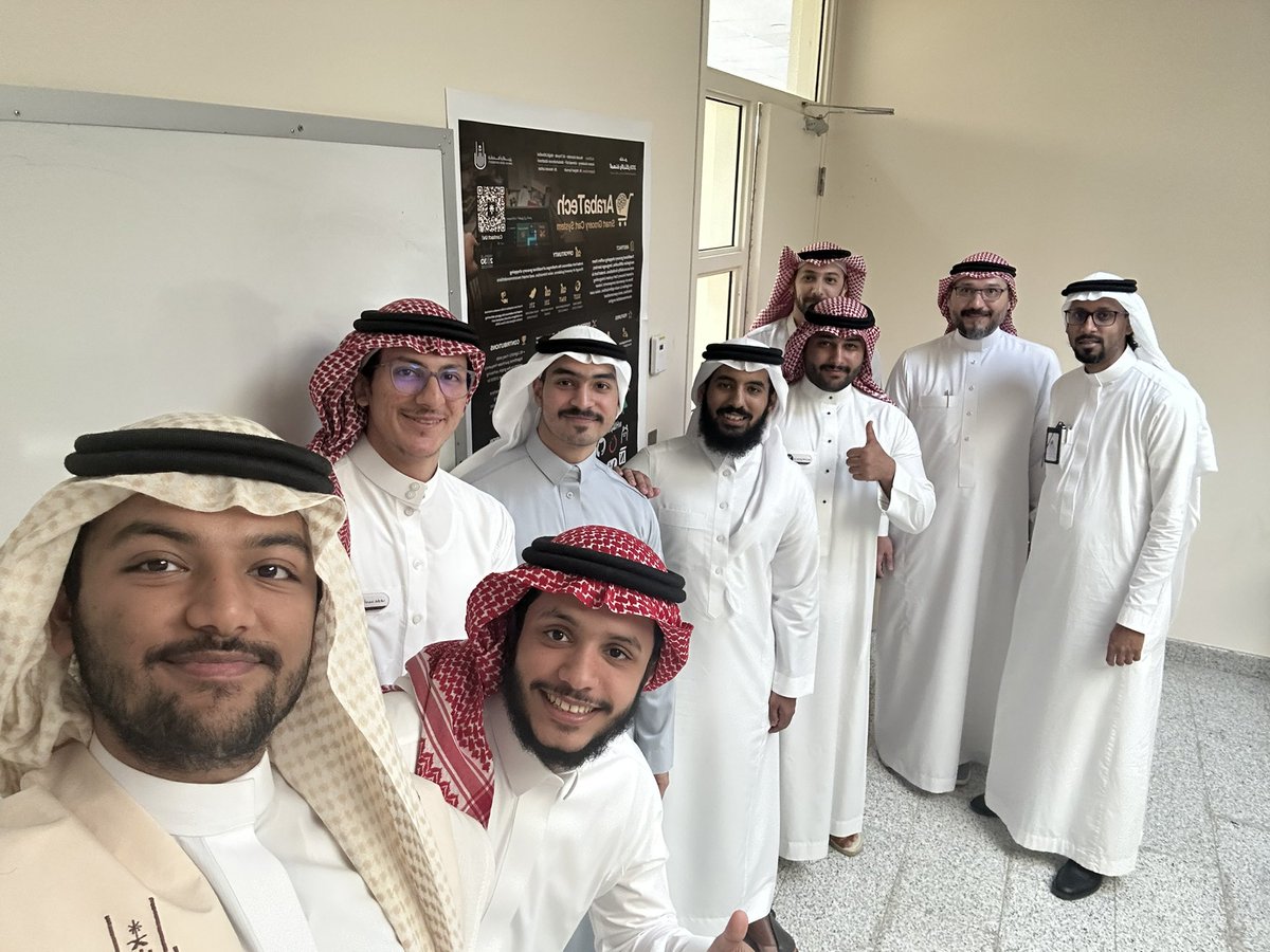 Araba_Tech's tweet photo. تمت مناقشة مشروع التخرج 

*آخر ناس غالبًا* https://t.co/A9bwe14dPZ