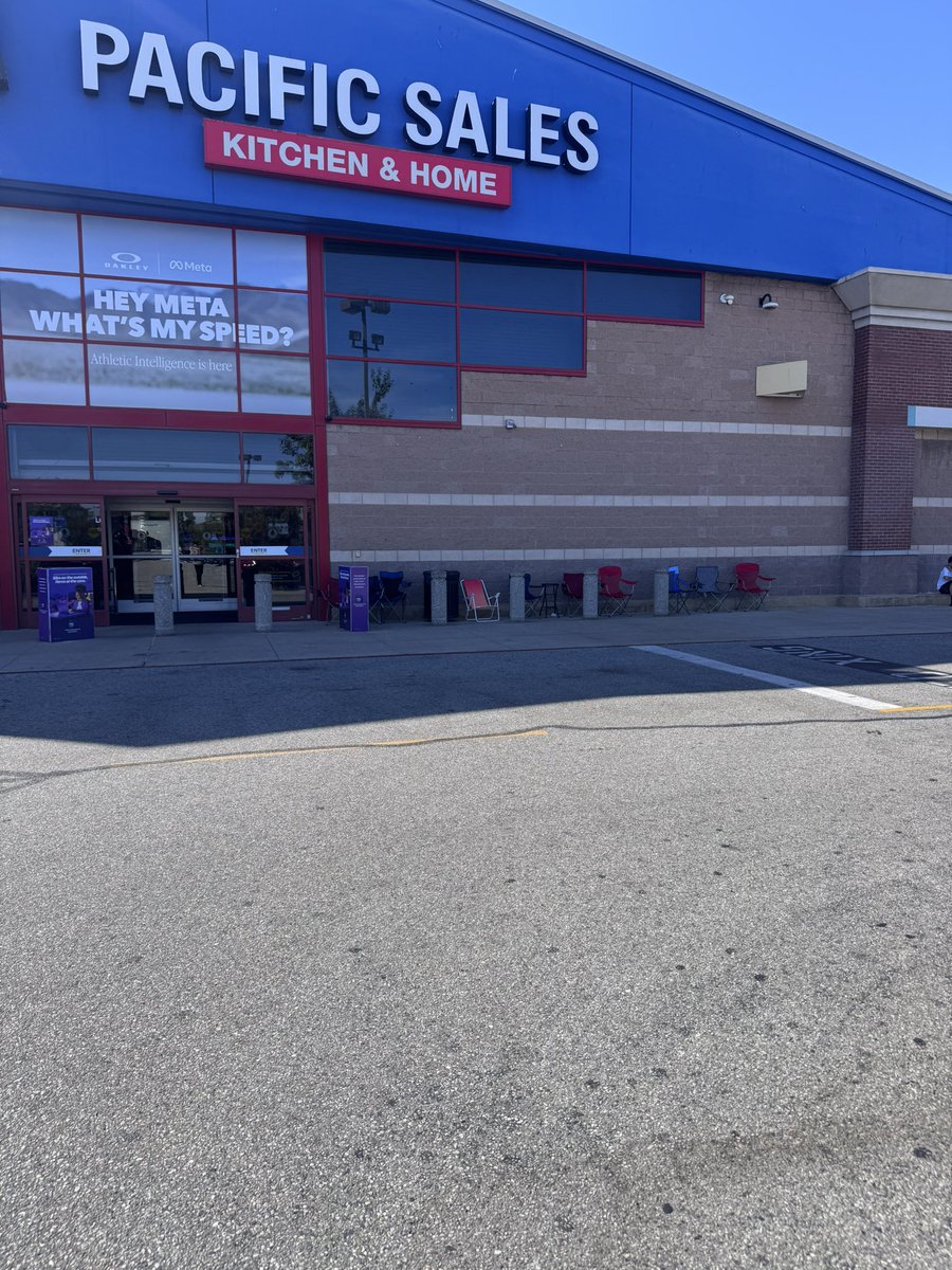EllisJMtv's tweet photo. Ghost chairs for free  Best Buy Los feliz @LA_PTCGRestock @PokeNabu @PokemonDealsTCG https://t.co/vGaKVHGmwM