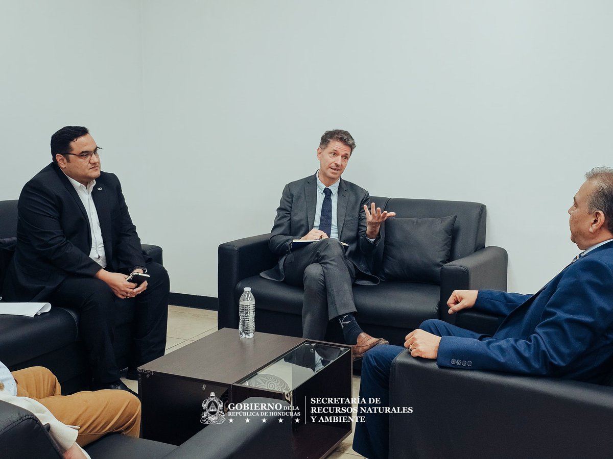 sernaHN's tweet photo. Con el fin de fortalecer la resiliencia climática de las comunidades de la cuenca del río Goascorán, en los departamentos de La Paz y Valle, el ministro Juan Carlos Ramos sostuvo una reunión con el director del Programa Mundial de Alimentos de las Naciones Unidas (PMA), Sr. Nicolas Bidault, para dar seguimiento al Proyecto Binacional de la Cuenca del Río Goascorán, financiado por el Fondo de Adaptación.

A través de este proyecto, la SERNA, con el acompañamiento del PMA, fortalece las capacidades adaptativas y de gestión hídrica de 3,300 productores de 128 comunidades ubicadas en 12 microcuencas. Además, impulsa la gestión de riesgos mediante el manejo y establecimiento de estaciones hidrometeorológicas, que contribuyen al fortalecimiento e implementación de sistemas de alerta temprana en coordinación con COPECO y el CATIE, promoviendo modelos de inclusión financiera sostenible para la inversión productiva.

Durante el encuentro, las instituciones reafirmaron su compromiso de continuar trabajando de manera articulada para garantizar la implementación efectiva de este proyecto binacional y contribuir al desarrollo de las comunidades beneficiadas. 🇭🇳