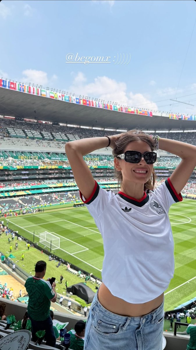 SabinaHCharts's tweet photo. AMOR! Sabina durante o primeiro jogo da Copa do Mundo. 🥹 https://t.co/WX1WfjF0hA