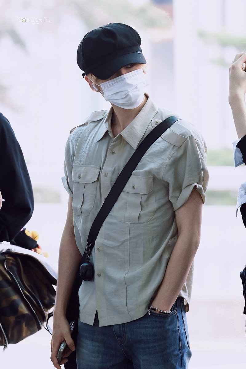 tknyvshi's tweet photo. why does it look like his shoulders got broader? 😵‍💫 https://t.co/MKOtJuFpWP