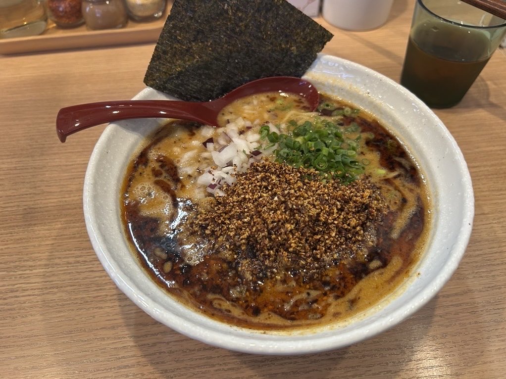 Fourm1988's tweet photo. おはようございます！今日は恋人の日💗

やっとの金曜日です🏃‍♂️
明日は先輩とご飯なので、週末を楽しみに最後までがんばります😖
画像は総務のお姉さんからもらいました🍜 美味しい坦々麺だそうです🍜🍜

本日もよろしくお願いいたします！ https://t.co/RKvbQ9FflX