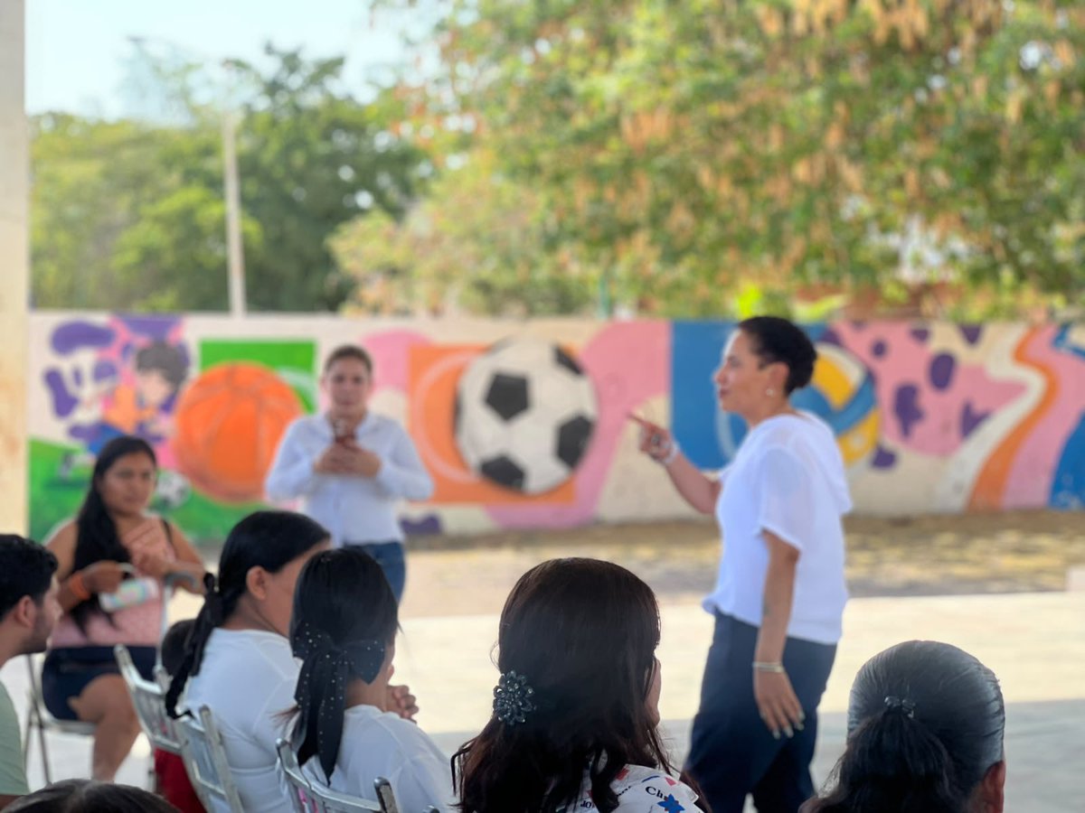 Bety_Olivares's tweet photo. Está semana nos reunimos con jóvenes de Culiacán, #Sinaloa con quienes platicamos sobre el programa social Las y #LosJóvenesUnenAlBarrio y también con funcionarios de los tres órdenes de gobierno.

Me da mucho gusto saber que existen ganas, compromiso y sobre todo esperanza para construir en unidad y junt@s reconstruir el tejido social.

#HumanismoMexicano
#PrimeroLosPobres ���🇽❤️
