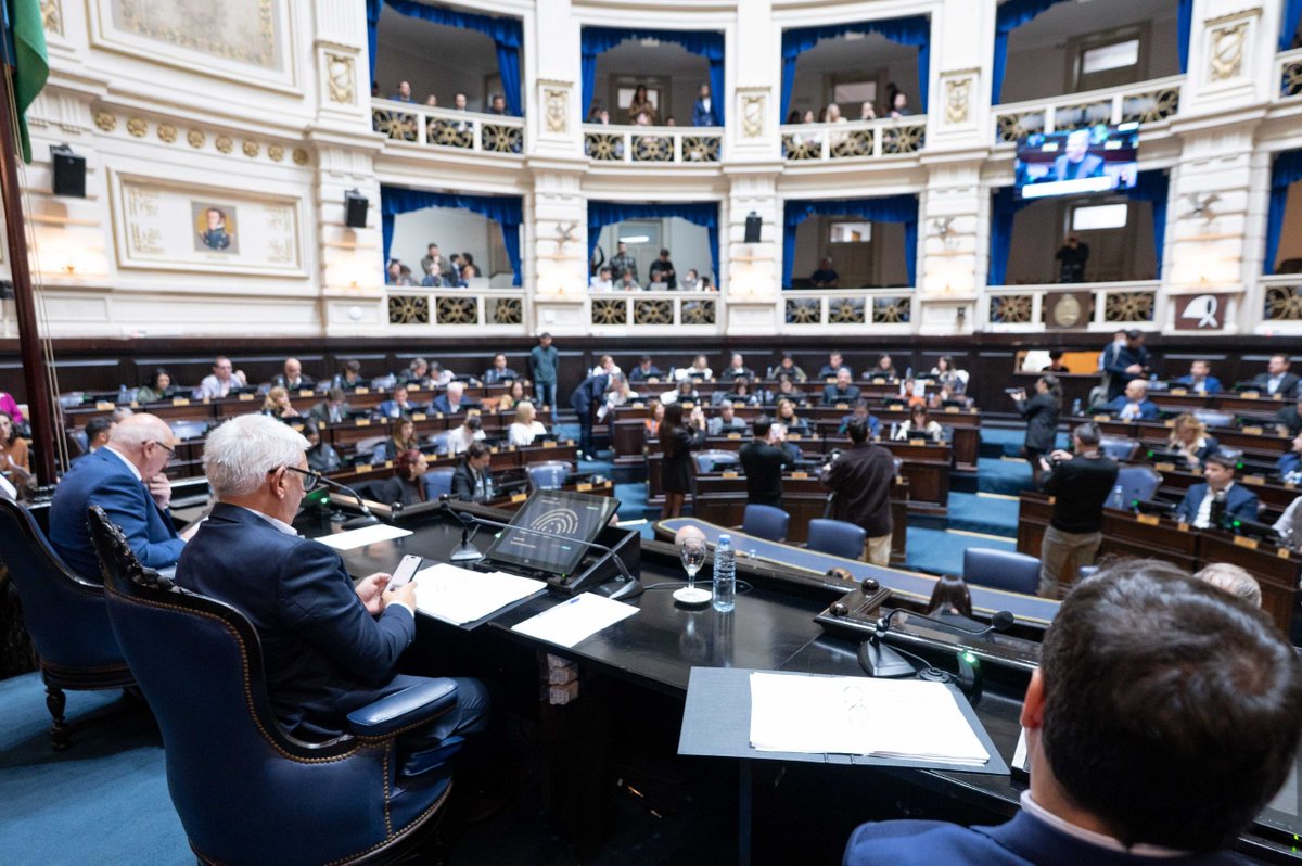 RubenEslaiman's tweet photo. 🏛️ En una nueva sesión ordinaria de @diputadosba aprobamos distintos proyectos que ahora continuarán su tratamiento en el Honorable Senado.

Impulsamos la declaración de General San Martín como Capital Provincial de la Pequeña y Mediana Empresa Industrial, un reconocimiento a su historia productiva y al enorme esfuerzo de las PyMEs que, todos los días y en un contexto complejo, siguen generando trabajo y apostando por el desarrollo de nuestra comunidad.

También seguimos avanzando en una reforma para fortalecer la Caja de Seguridad Social para Psicólogos de la Provincia de Buenos Aires, una iniciativa con amplio recorrido legislativo que busca modernizar el sistema y brindar mayor previsibilidad a las y los profesionales.
@FrenteRenovador 
@frenovadorsm