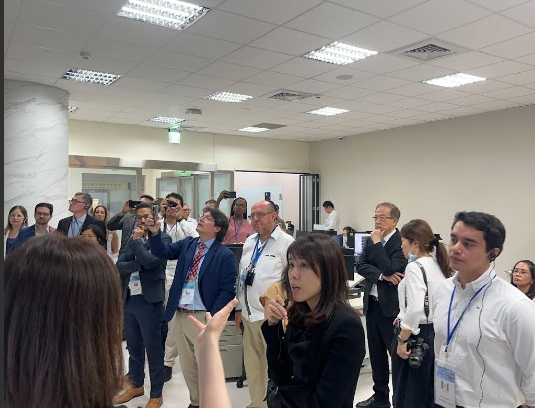 FMEecua's tweet photo. El presidente de la @FMEecua , Santiago Carrasco continua con su participación en Taiwán, aprendiendo sobre el sistema de Seguro Nacional de Salud que cubre a más del 98% de su población. Modelo que a criterio del dr. Carrasco se podría aplicar en Ecuador. 
@Salud_Ec https://t.co/QpIybFLnyL