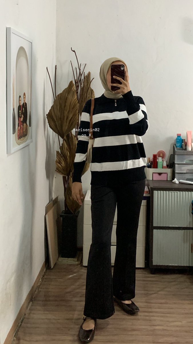 harisenin02's tweet photo. in this economy, mari kita usahakan OOTD yang nyaman dipakai &amp; aman di kantong 😭🖐🏻

kalo kemarin versi tasnya, ini versi OOTDnya HEHE. https://t.co/vHfnZXCrAk