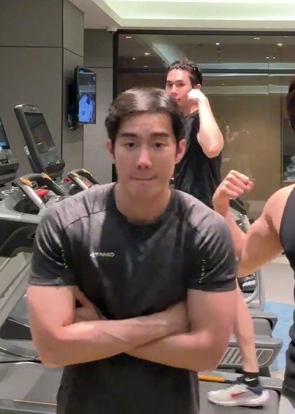 chispyfried's tweet photo. //เล่นฟิตเนสถ่าย story ig ด้วยกัน

: บิ้กก่ายยยย ๆๆๆ

(เอาตัวมาบังจนจบคลิป)

: เห้ย มึงจะบังกุทำไมนักเนี่ย ทั้งคลิปมีแต่มึงละ

"ก็มึงใส่สั้นทำไมนักล่ะ"

: ก็กุมาวิ่ง ฟิตเนสอะเพื่อน จะให้ยาวไปไหน

"เออก็รู้ กูก็เลยบังไง ขาสวย ๆ กูเห็นคนเดียวพอละ เคนะ"

(เอ้อ ทุกคนนน นี่อุ๋งอะ ><) https://t.co/zewJ3qRhql