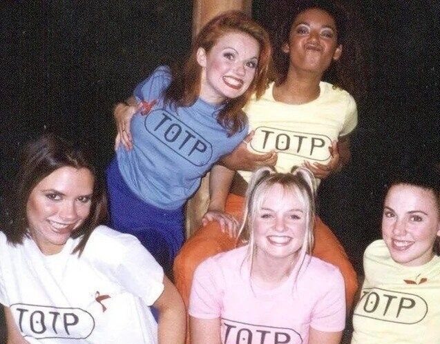 helllyna's tweet photo. love this genre of spice girls pics where the three of them are being relatively normal and then here comes mel and geri https://t.co/RLDUx5toEp