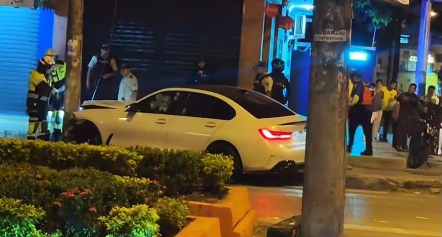 EmergenciasEc's tweet photo. Terrible.!! 
Más de 10 impactos de bala recibió un BMW a la altura de la Garzota, norte de Guayaquil. https://t.co/nA3gUEKvsM