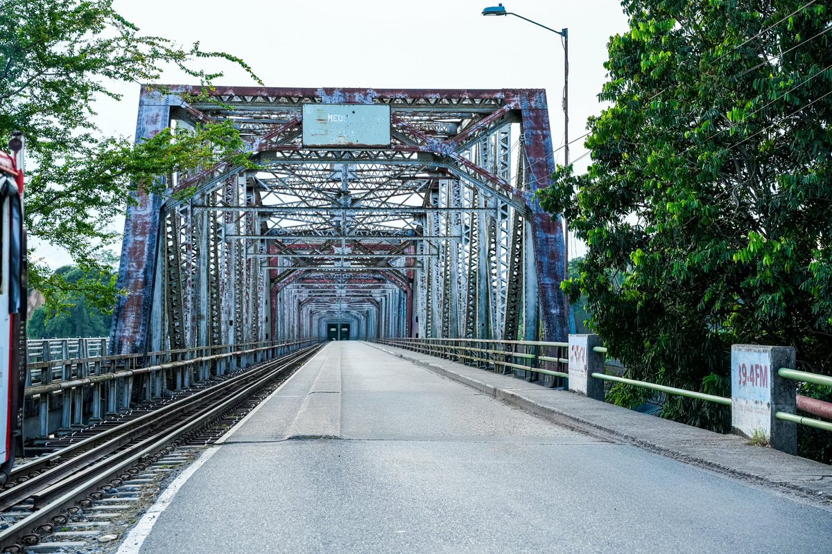 ANI_Colombia's tweet photo. 🚆Además de este puente, a través de la concesión se adelantará la intervención inmediata a 3 puentes férreos más sobre los ríos Magdalena, Carare y Cuatro Boca, y la reubicación de 2 instituciones educativas que se encuentran en la franja operacional del 🛤️ en Cimitarra. https://t.co/lpEwkdN6Aj