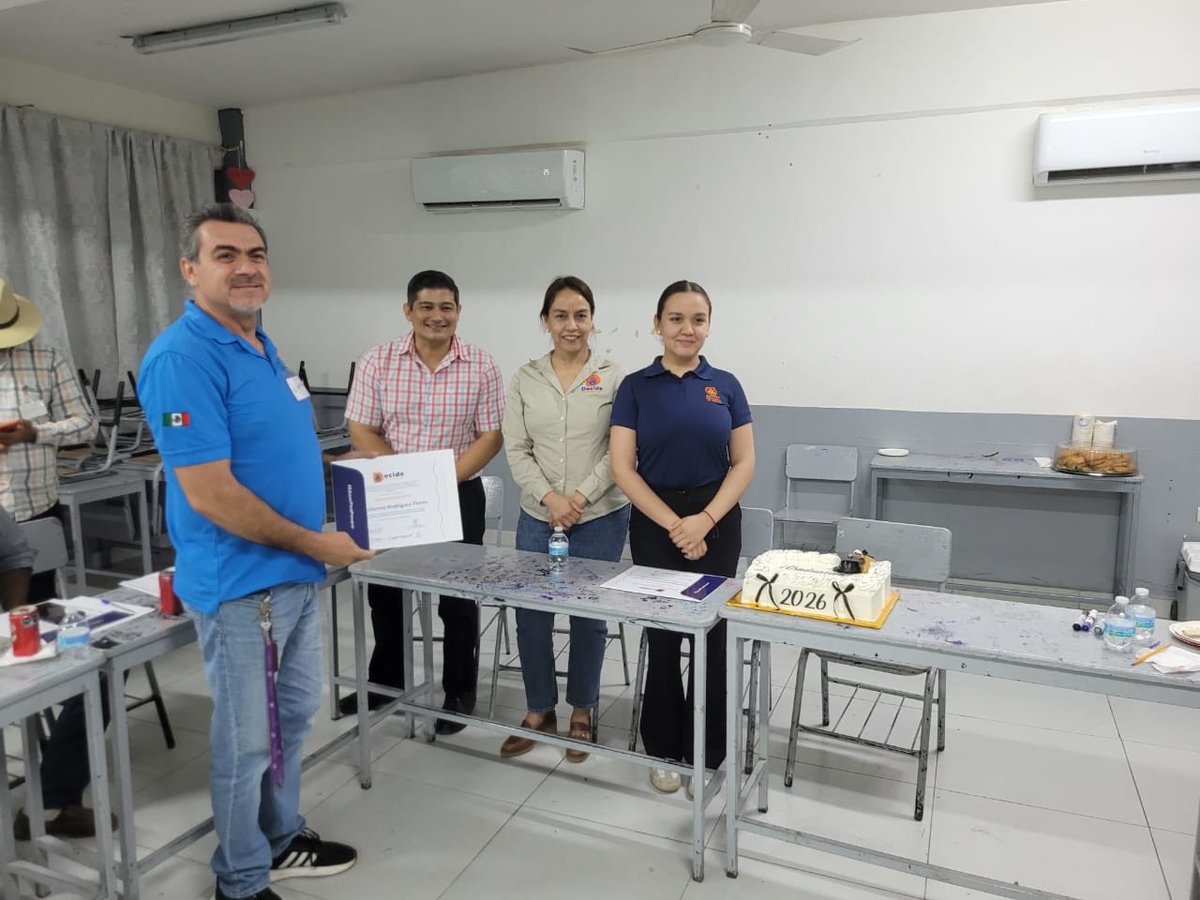 ceprevsin's tweet photo. Los talleres comunitarios para madres, padres y cuidadores que llevamos a las colonias de Villas Bonita y Lázaro Cárdenas en el municipio de Culiacán, son una forma entretenida y didáctica para que las familias guíen positivamente a sus adolescentes. 🧑‍🧑‍🧒‍🧒 https://t.co/fuyiPlBSr7