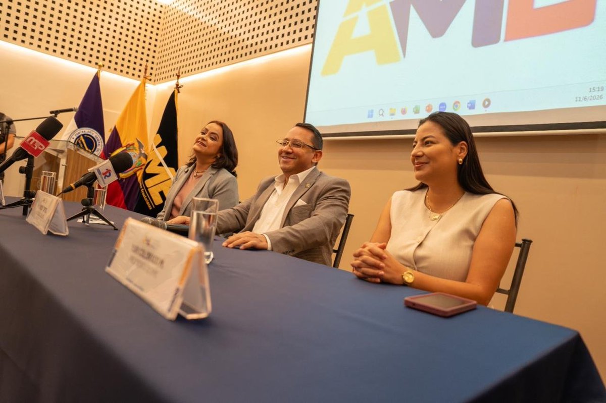 ContraloriaECU's tweet photo. 🏛️ #LaNuevaContraloría | El Contralor, Dr. Mauricio Torres, junto a la presidenta de la @AMEcuador, @YuriColoradoEsm, suscribieron un Convenio Marco de Cooperación Interinstitucional orientado a fortalecer las capacidades de los gobiernos autónomos descentralizados municipales. 

🤝 A través de esta alianza estratégica se promoverán espacios de capacitación, difusión de normativa, intercambio de información y acciones conjuntas que fortalezcan la transparencia, el control gubernamental, la rendición de cuentas y la correcta administración de los recursos públicos en todo el territorio nacional.
