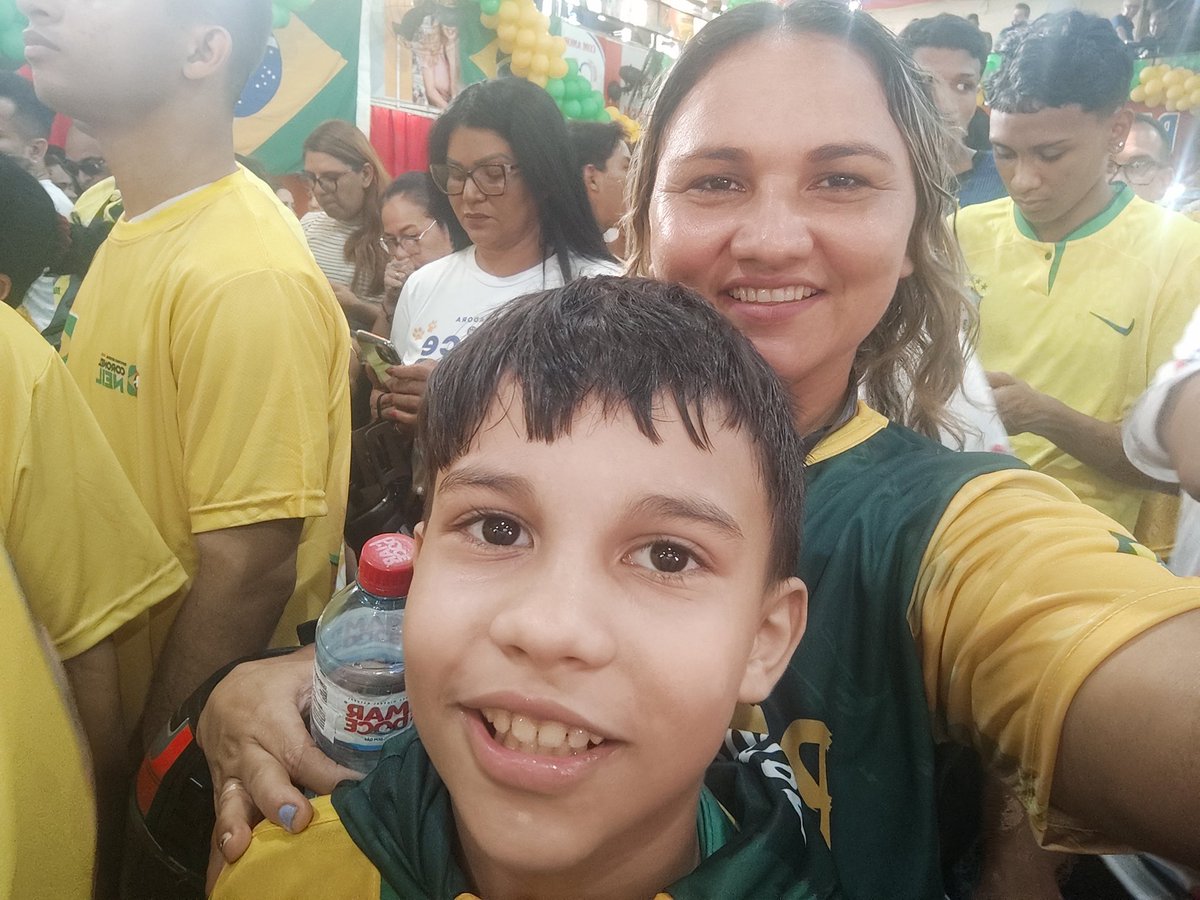 Cleoyjff's tweet photo. @BolsonaroSP @valdemarpaiva1 Fui prestigiar o futuro Presidente do Brasil @FlavioBolsonaro amo o @jairbolsonaro e tds da família Bolsonaro 🇧🇷❤️❤️❤️ https://t.co/AZWdoOf8kp
