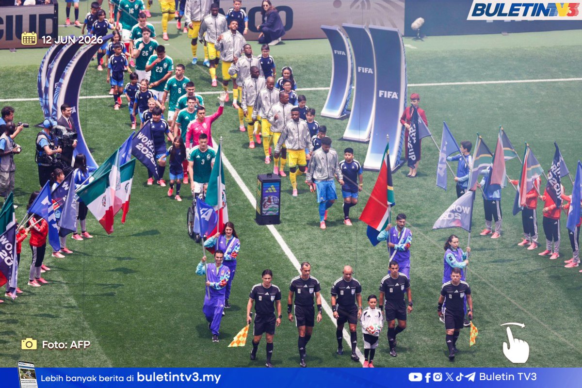 BuletinTV3's tweet photo. Aksi pembukaan Piala Dunia 2026 di Stadium Azteca.
Mexico memulakan kempen Piala Dunia 2026 dengan langkah bergaya apabila menewaskan Afrika Selatan 2-0 menerusi jaringan Julian Quinones dan Raul Jimenez.
#BuletinTV3 #FIFA #PialaDunia2026 #Mexico #AfrikaSelatan https://t.co/HEz7fhvnrm